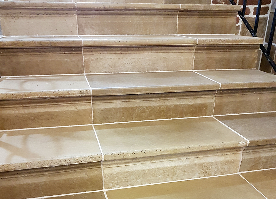 A képen fagyálló betonból készült lépcsőlap látható
