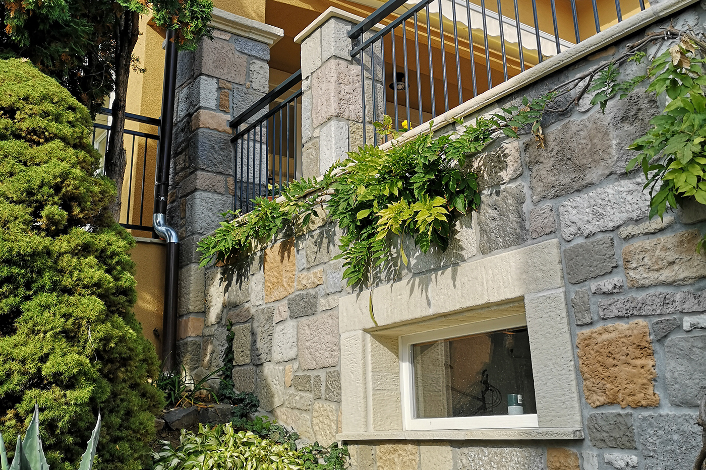 Ablakpárkány, szakaszolható lépcső, íves profil, pultfedél, illetve extra méretű burkolat is lehet.