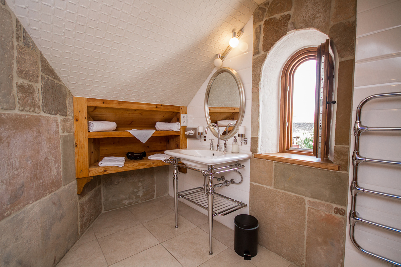 Mediterrán stílusú fürdőszoba, korhű szaniterekkel és Otti kőhatású falburkolatokkal, járólapokkal