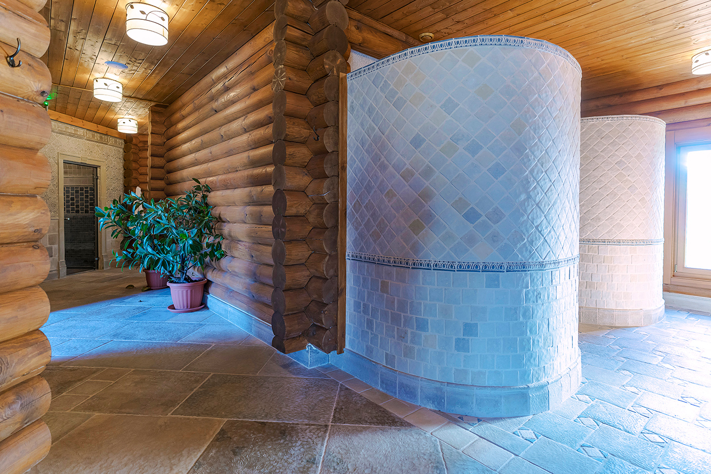 Fürdőszoba falburkolatok kombinációja fával egy eklektikus kastélyszállóban