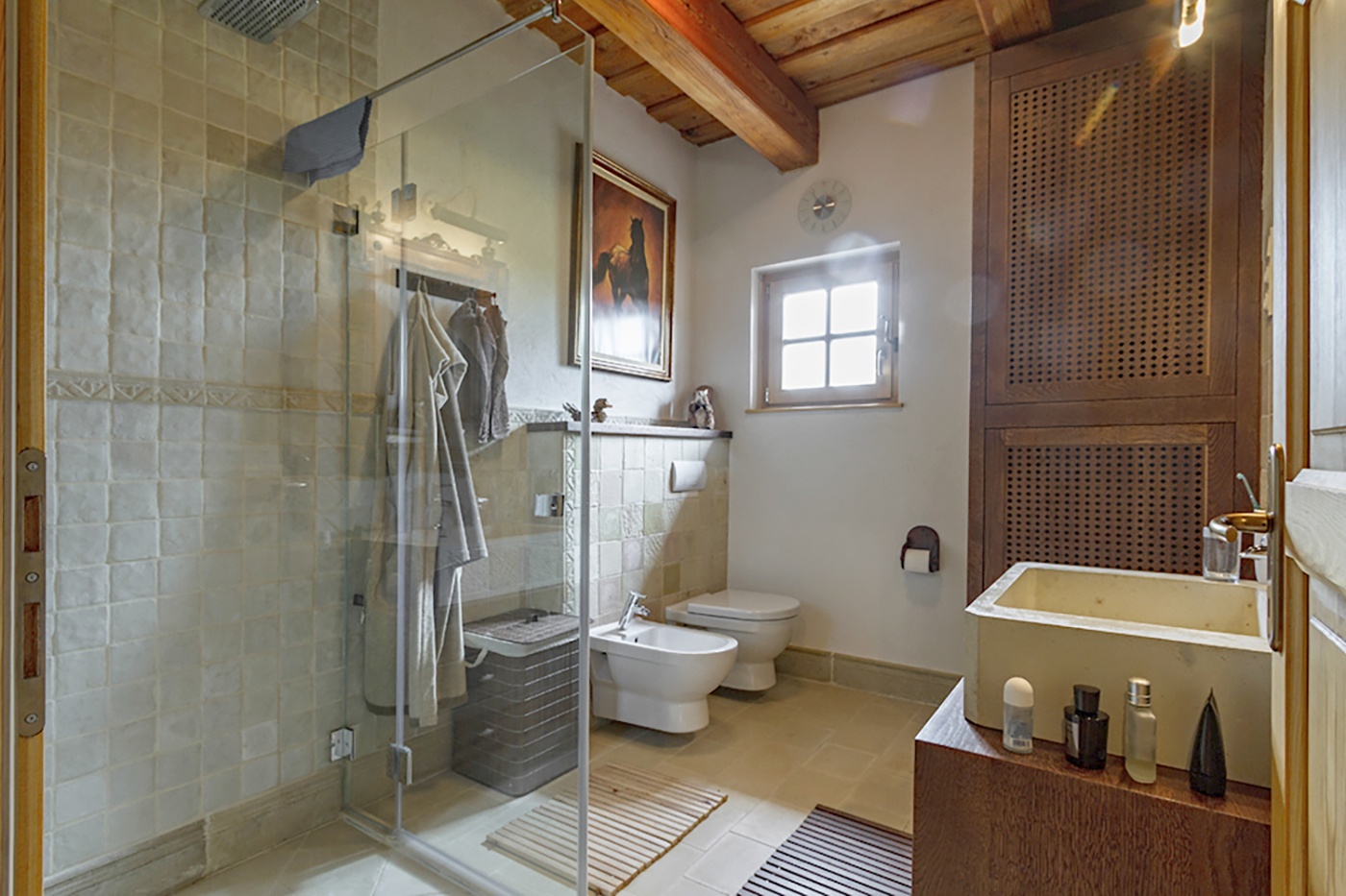 Stílusos fürdőszoba falburkolatokkal és kőhatású járólapokkal