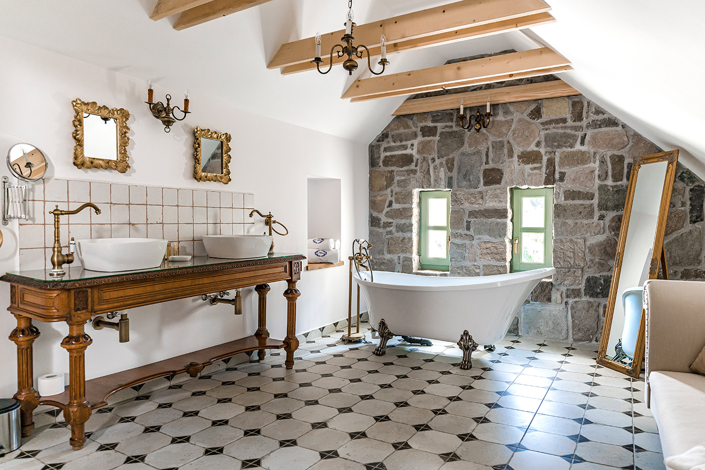 Lehengerlő fürdőszoba Provence-i stílusban, Otti kőhatású falburkolatok és járólapok felhasználásával.